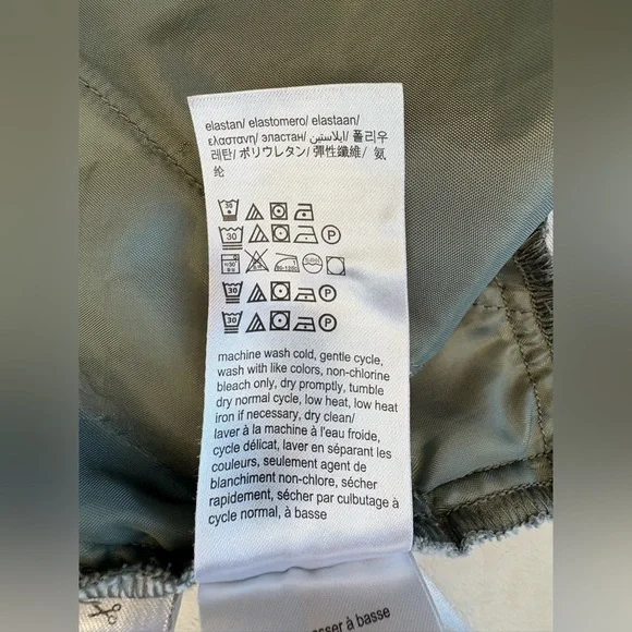 Vintage Calvin Klein Tropical Print Shorts - Size 8. - Picture 13 of 13